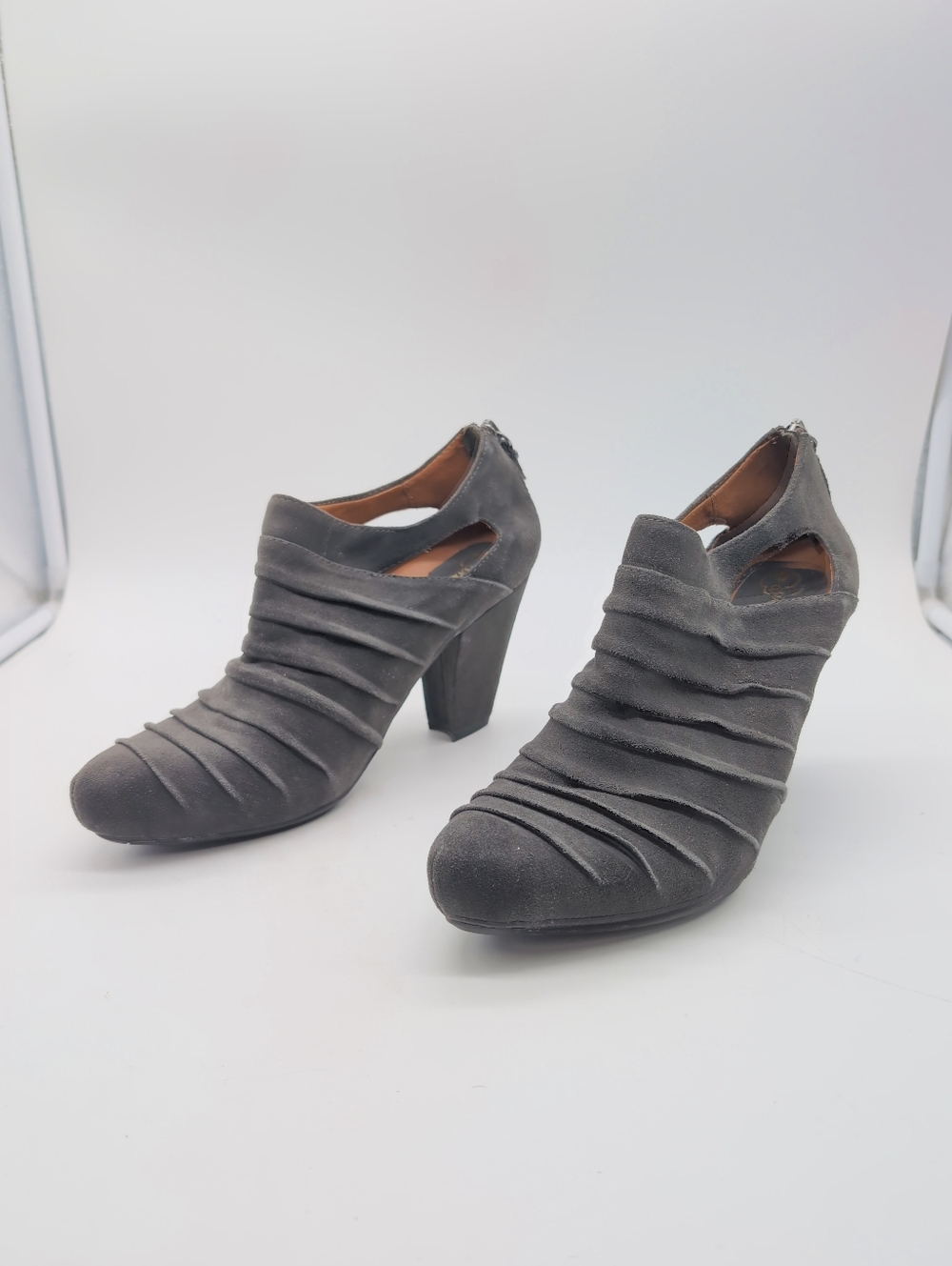 Earthies Barina Sz 9 B Women's Gray Suede Leather Ruched Heel Booties